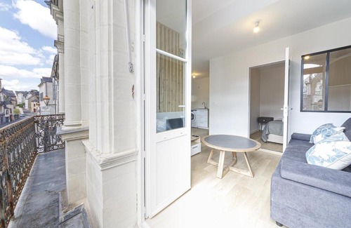 Laval Apartment | Discover Le Ficus: Top-Rated Family-Friendly Retreat