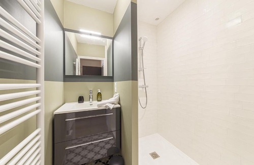 Laval Apartment | Discover Le Ficus: Top-Rated Family-Friendly Retreat