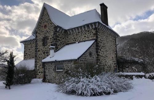 Thiezac Bed & Breakfast | Cozy Le Figarelou: Oceanfront Retreat with Pet-Friendly Perks