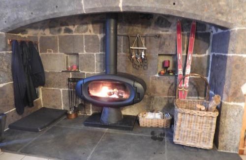 Thiezac Bed & Breakfast | Cozy Le Figarelou: Oceanfront Retreat with Pet-Friendly Perks