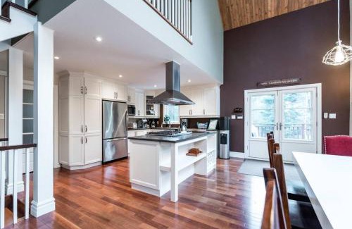 Stanstead Township Ski Chalet | Le Fitchbay: Pet-Friendly Retreat with Hot Tub & Perfect Score