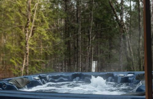 Stanstead Township Ski Chalet | Le Fitchbay: Pet-Friendly Retreat with Hot Tub & Perfect Score
