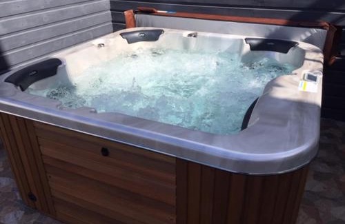 Saint-Andre Apartment | Relax at Le Flamboyant: Pool, Jacuzzi & Pet-Friendly Stay