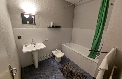 Dufau-Tourasse Apartment | Family-Friendly T2 Apartment with Convenient Parking