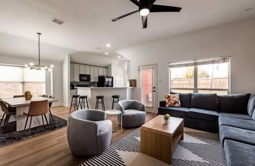 Little Elm House | Cozy LE/Frisco 3B-2Ba with Fire Pit and Breakfast