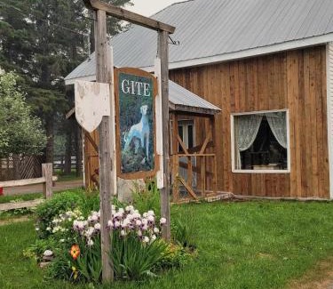 Saint-David-de-Falardeau Bed & Breakfast | Ocean View Stay at Le Gîte Du Gardien Blanc - Family Friendly