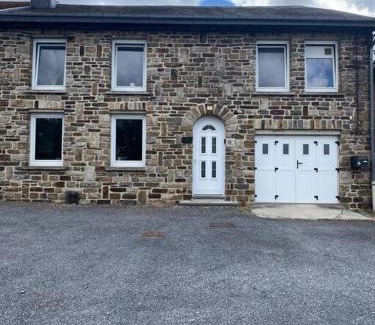 Hargnies House | Pet-Friendly Retreat at Le Gîte de l'Arbre, Rated 9.3/10