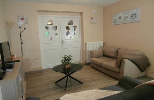 Saint-Pierre-en-Val Villa | Cozy Le Gîte de la Poterie: Family & Pet-Friendly Retreat