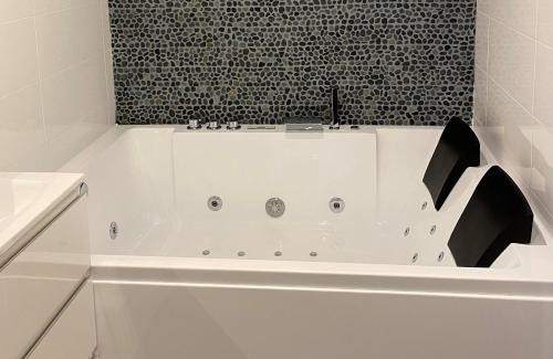 Sens Apartment | Discover Le Gîte de Lancelot with Hot Tub in City Center