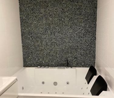 Sens Apartment | Discover Le Gîte de Lancelot with Hot Tub in City Center