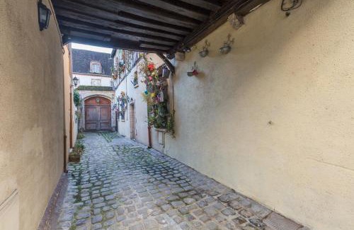 Sens Apartment | Discover Le Gîte de Lancelot with Hot Tub in City Center
