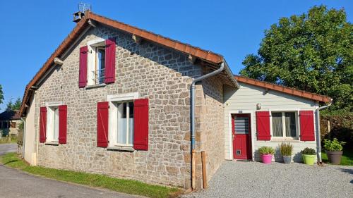 Razes House | Cozy Retreat near Lake St-Pardoux - Pet & Child Friendly