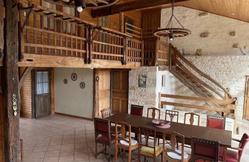 Melleran House | Le Gîte des Jonquilles up to 12 People 6 Bedrooms
