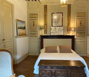 Auriac-sur-Vendinelle Apartment | Guest Rated: 10/10 at Le Gîte du Château - Family Friendly Stay