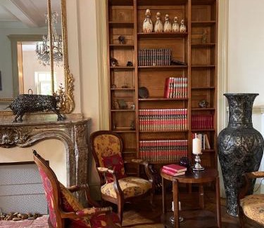 Auriac-sur-Vendinelle Apartment | Guest Rated: 10/10 at Le Gîte du Château - Family Friendly Stay