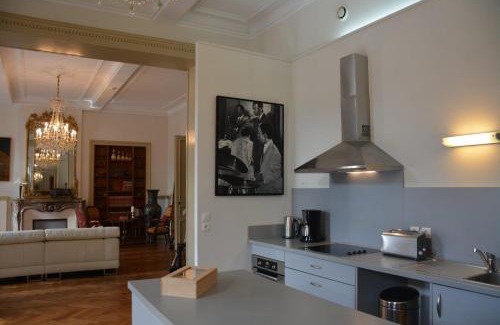 Auriac-sur-Vendinelle Apartment | Guest Rated: 10/10 at Le Gîte du Château - Family Friendly Stay