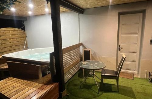 Paroisse Saint-Augustin-de-Chaux House | Discover Le gîte du cavalier: Eco-Friendly Retreat with Hot Tub