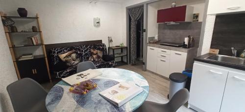 Villeneuve-de-Marc Apartment | Relaxing Retreat at Le Gîte du Chat: Nature & Ocean Views