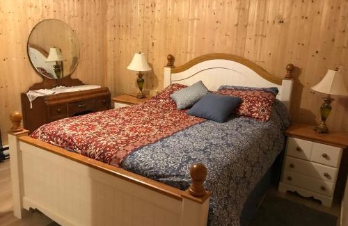 Metabetchouan Bed & Breakfast | Inviting Le Gîte du Pêcheur: Ocean View & Family-Friendly
