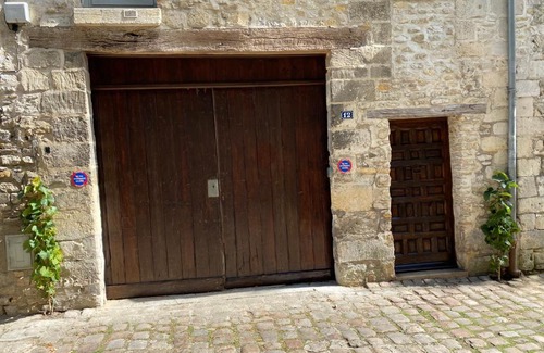 Senlis House | Discover Le Gîte: Family-Friendly Stay with Breakfast