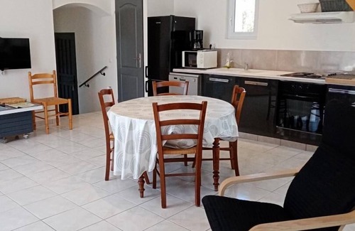 Vidauban House | Family-Friendly Le gîte jaune in VIDAUBAN with Amenities