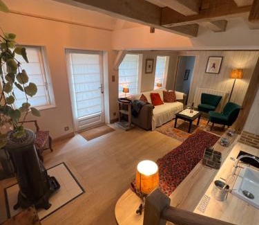 Glos House | Cozy Retreat at Le gîte La Colonge with Kitchen Amenities