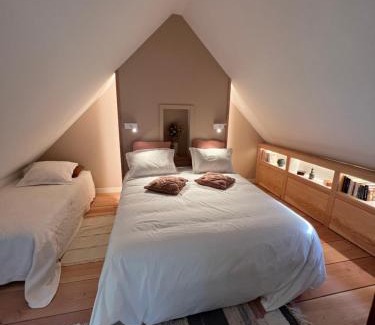 Glos House | Cozy Retreat at Le gîte La Colonge with Kitchen Amenities