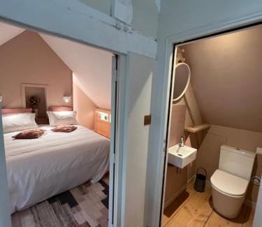 Glos House | Cozy Retreat at Le gîte La Colonge with Kitchen Amenities