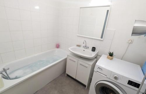 Yves Farge - Le Fleuve Apartment | Le Garnier - Lyon 7 avec Balcon & Parking Inclus