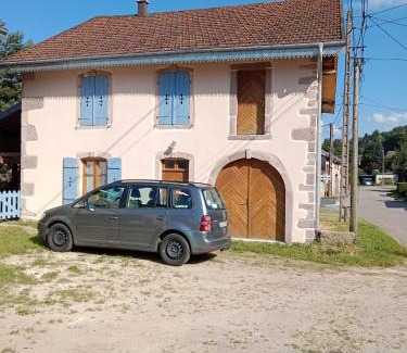 Herpelmont House | Discover Le Geleinfête I - Family & Pet-Friendly Retreat