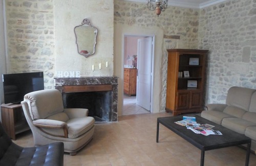 Saint-Seurin-de-Cadourne House | Discover Le Gite à Nano: Pet-Friendly Family Retreat