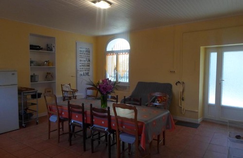 Saint-Seurin-de-Cadourne House | Discover Le Gite à Nano: Pet-Friendly Family Retreat