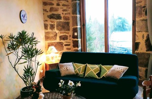 Saint-Martin-l'Aiguillon House | Pet-Friendly Le Gite Du Jardinier: A Family Retreat