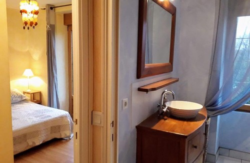 Saint-Martin-l'Aiguillon House | Pet-Friendly Le Gite Du Jardinier: A Family Retreat