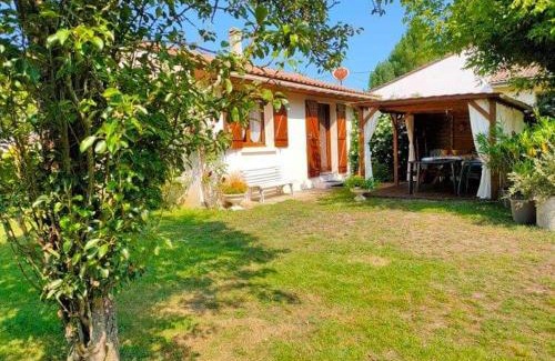 Naujac-Sur-Mer House | Family-Friendly Retreat at Le Gite de Colette et Jean-Claude