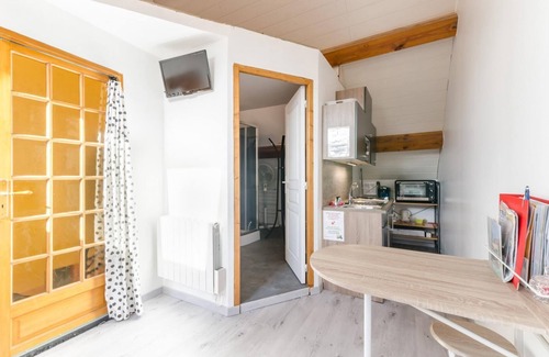 Villenauxe-la-Grande House | Cozy House with Spa, Breakfast & Child-Friendly Amenities