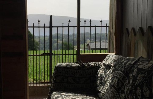 Ayn House | Charming Le Gite Du Laurier: Pet-Friendly Getaway Awaits