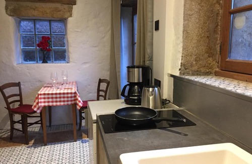Ayn House | Charming Le Gite Du Laurier: Pet-Friendly Getaway Awaits