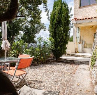 Revest-les-Roches Apartment | Cozy Oceanfront Retreat at Le Gite du Vial – Pet Friendly