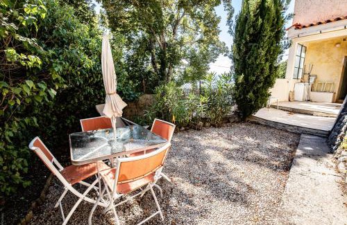 Revest-les-Roches Apartment | Cozy Oceanfront Retreat at Le Gite du Vial – Pet Friendly