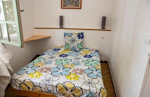 Revest-les-Roches Apartment | Cozy Oceanfront Retreat at Le Gite du Vial – Pet Friendly