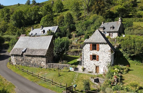 Saint-Projet-de-Salers House | Discover Le Gite des Montagnes: Family-Friendly Retreat