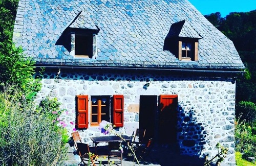 Saint-Projet-de-Salers House | Discover Le Gite des Montagnes: Family-Friendly Retreat