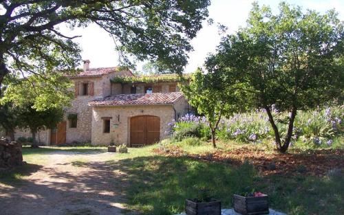 Ampus House | Family-Friendly Retreat at Le Gite Jaune in Ampus