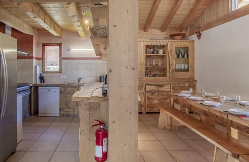 Praranger House | Discover LE Gran Koute in LES Belleville: Pet-Friendly Bliss