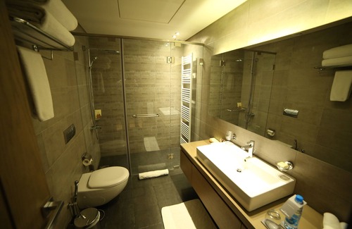 Mchaymcheh Hotel | Relax at Le Grand Chalet Zaarour with Pool and Dining