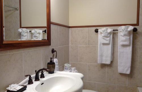 Baie Comeau Hotel | Elegant Le Grand Hôtel with Ocean Views and Breakfast