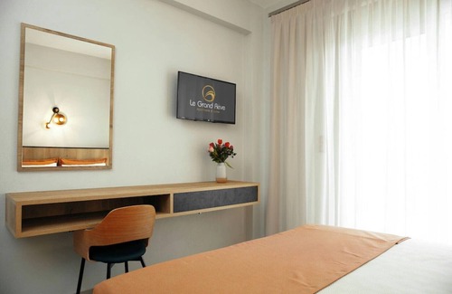 Gerakini Apartment | Family-Friendly Le Grand Rêve Deluxe Apartment Awaits You