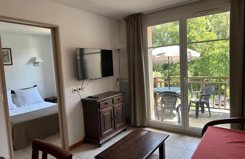 Sainte-Marie-la-Blanche Apartment | Discover L'étape Bourguignonne: Family-Friendly Retreat