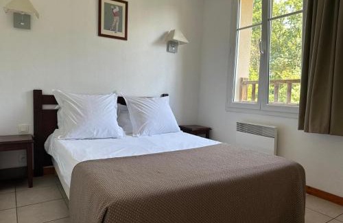 Sainte-Marie-la-Blanche Apartment | Discover L'étape Bourguignonne: Family-Friendly Retreat